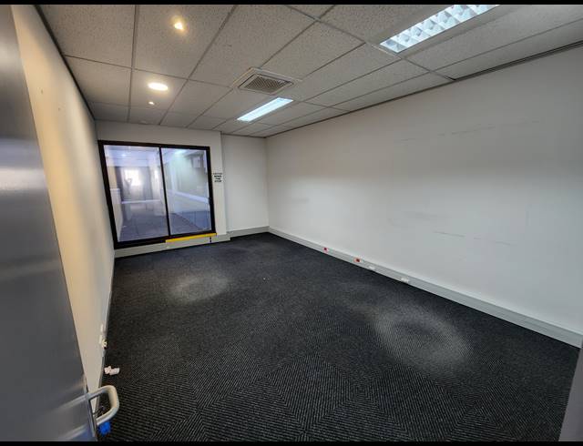 1,036M² OFFICE TO LET IN PINELANDS